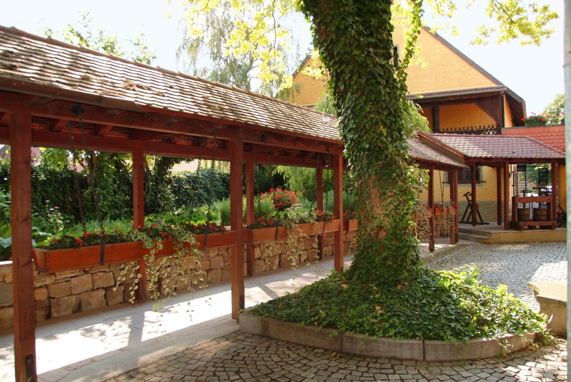 Hotel Leicht Biebelried Bagian luar foto