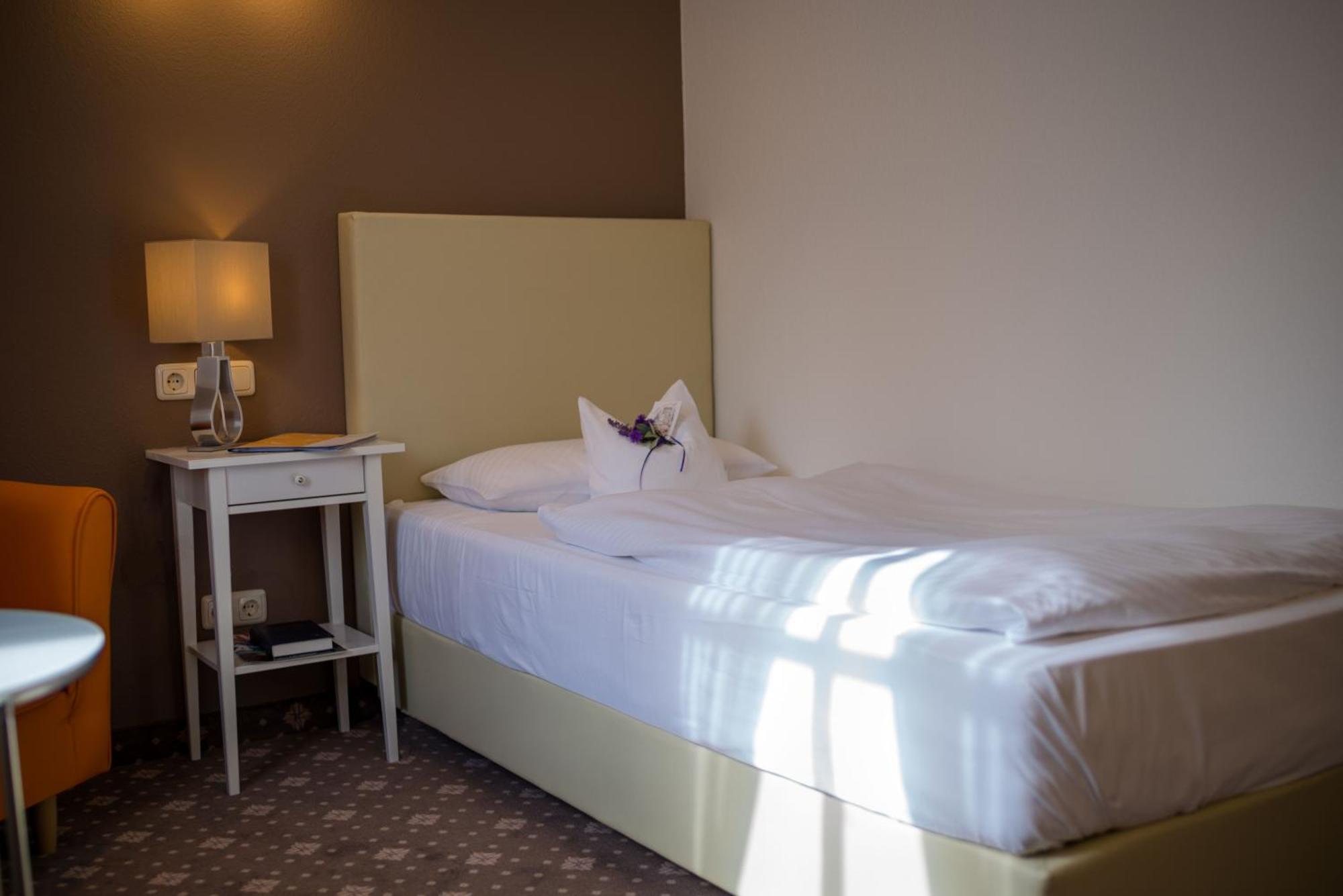 Hotel Leicht Biebelried Bagian luar foto